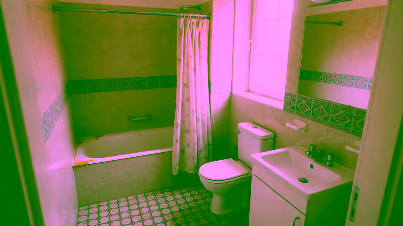 Beispielbild: Bad mit alter Badewanne und Fliesen aus den 1990er-Jahren, vor dem Umbau